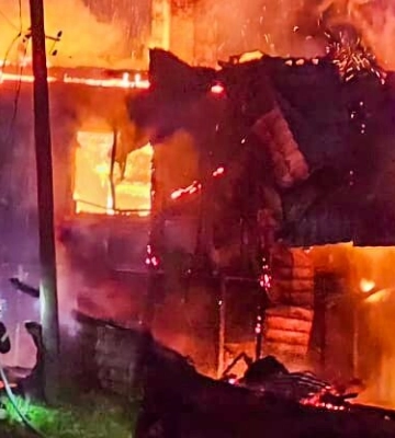 На Львівщині надзвичайники понад дві години гасили пожежу в житловому будинку