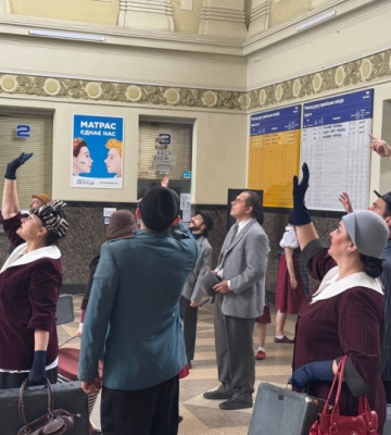 На залізничному вокзалі Чернівців актори драмтеатру зіграли п’єсу "Зірка без імені"