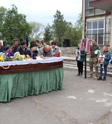 Із загиблим на Донеччині військовим попрощалися у Добровеличківській громаді 