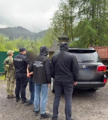 Прикордонники впіймали переправника з Прикарпаття, який спрямував свого клієнта в Тису і покинув