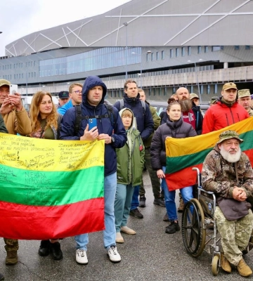 Литовські волонтери привезли на Львівщину 70 автомобілів для військових