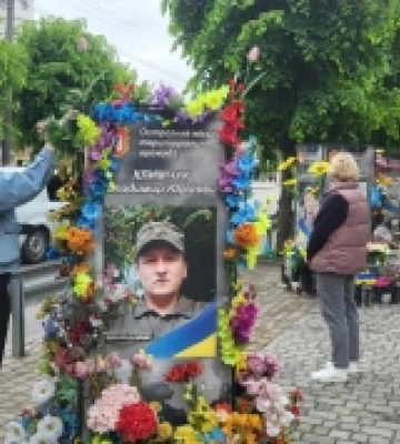 Вони стоять за нашими плечима: в Острозі провели заходи до Дня героїв України