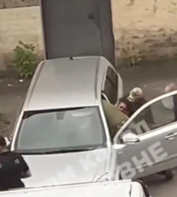В Луцке работники ТЦК силой вытащили мужчину из авто - ВИДЕО распространяется в сети