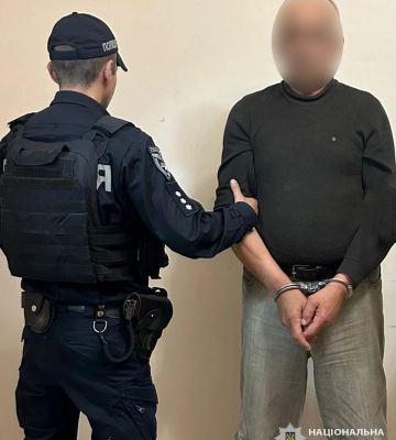 У Львові поліцейські взяли у кайданки чоловіка, який порізав двох сусідів
