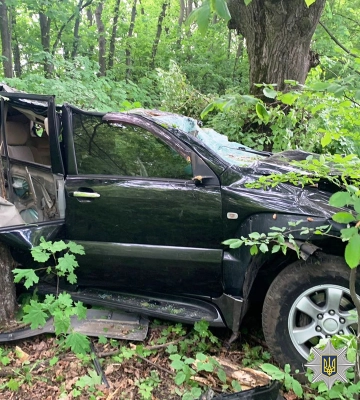 На Хмельниччині легковик вилетів з дороги та перекинувся - є загиблий та поранена