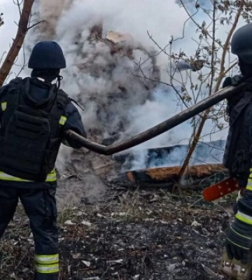 На Сумщині рятувальники ліквідували пожежу після ворожого обстрілу