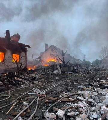У Голосіївському районі Києва уламки дрона впали на дах п&#039;ятиповерхівки, спалахнула пожежа
