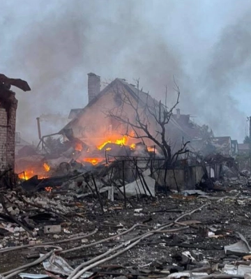 У Голосіївському районі Києва уламки дрона впали на дах п&#039;ятиповерхівки, спалахнула пожежа