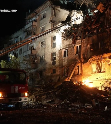 У Миколаєві дрон рф влучив у житловий будинок: одна людина загинула, п’ятеро поранені (відео)