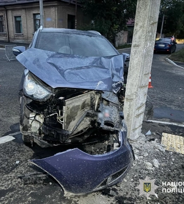 На Одещині автомобіль врізався в бетонну електроопору, є постраждалий