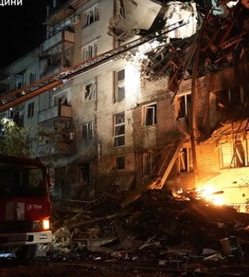 У Миколаєві дрон рф влучив у житловий будинок: одна людина загинула, п’ятеро поранені (відео)
