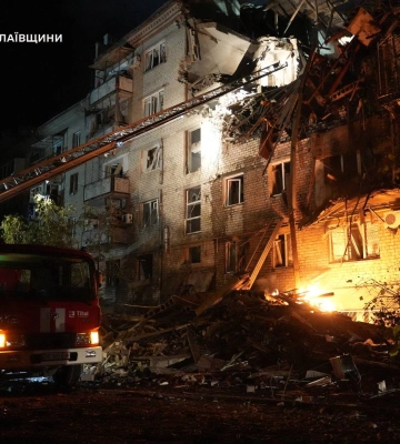 У Миколаєві дрон рф влучив у житловий будинок: одна людина загинула, п’ятеро поранені (відео)