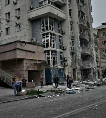 Украина под атакой дронов: в Киеве обломки упали на многоэтажку