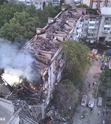 У Миколаєві під завалами будинку шукають людину. Фото наслідків нічної атаки