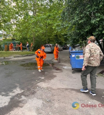 Наслідки ворожої атаки по Одесі: що залишилося від автомобільної стоянки (фоторепортаж)