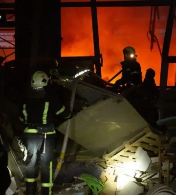 У Тернополі ракета вдарила по підприємству. Там досі пожежа