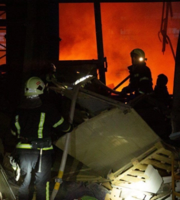 У Тернополі російська ракета влучила у промислове підприємство, виникла пожежа, — ОВА