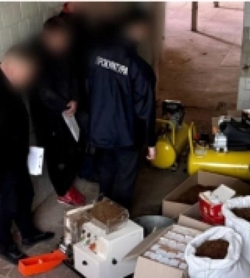 На Волині викрили підпільний цех цигарок у покинутому дитячому таборі (Фото)