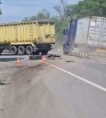 На трасі Одеса — Білгород-Дністровський поблизу Великодолинського зіткнулися дві вантажівки: рух транспорту ускладнено На трасі Одеса — Білгород-Дністровський поблизу Великодолинського зіткнулися дві вантажівки: рух транспорту ускладнено