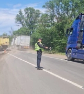 Біля Великодолинського зіштовхнулися вантажівки, рух транспорту ускладнено Біля Великодолинського зіштовхнулися вантажівки, рух транспорту ускладнено