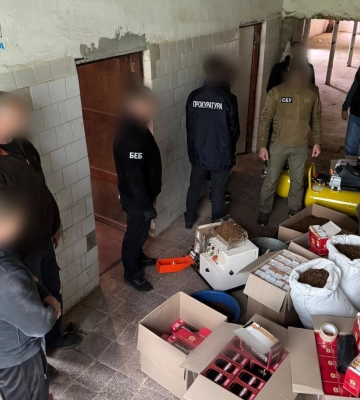 На Волині викрили підпільний цех цигарок у покинутому дитячому таборі (Фото)