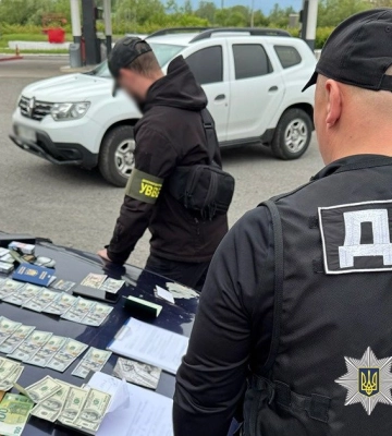 Молодики з Рівненщини пропонували прикордонникам по 4200 доларів хабаря
