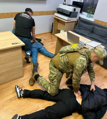 Молодики з Рівненщини пропонували прикордонникам по 4200 доларів хабаря