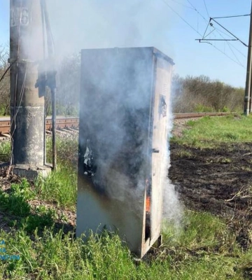 В Одесі затримали трьох паліїв, які в пошуках «легкого заробітку» підпалили залізничні шафи та автомобіль військових