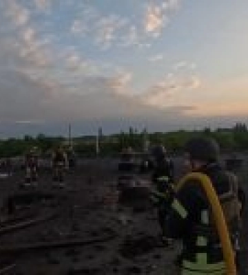 В Сумах через атаку російських безпілотників горіло підприємство