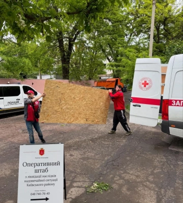 Наслідки ворожої атаки по Одесі: знищено 20 автівок та вибито 130 вікон 