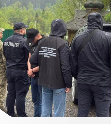 На Закарпатті поліцейські затримали чергового переправника ухилянтів разом із клієнтами