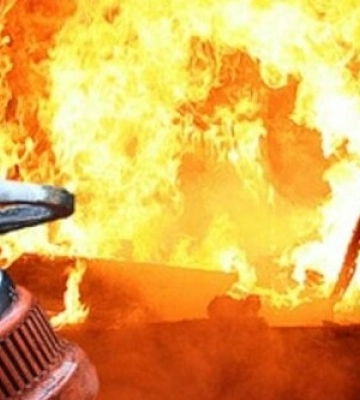 У Львові сталася пожежа в квартирі на вулиці Пулюя: надзвичайники вивели на свіже повітря 13 людей
