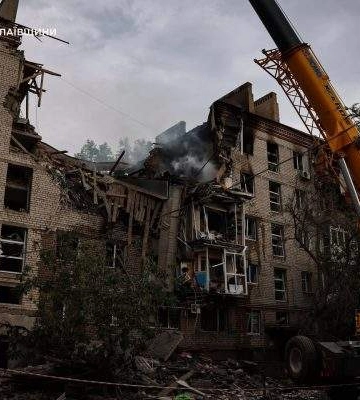 Миколаївські рятувальники шукають жінку під завалами