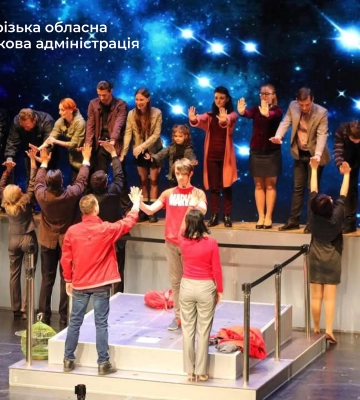 У виставі Запорізького театру молоді головну роль зіграв юний актор із розладом аутистичного  спектру