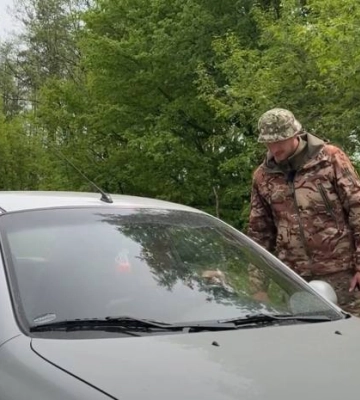 Разбили авто: в Кременчуге мужчины напали на ТЦК с молотками (видео)