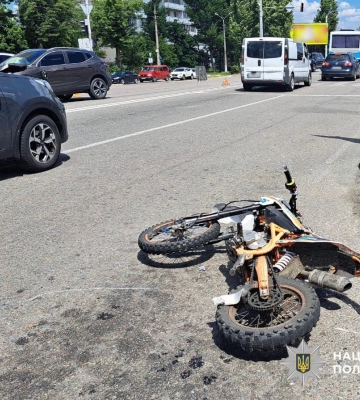 На Київщині мотоцикл під час маневру лівого повороту потрапив під легковик. ФОТО