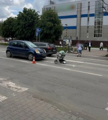 У Чернівцях легковик на пішохідному переході збив чотирирічну дитину