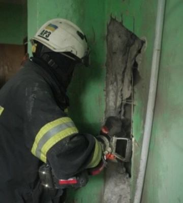 В Оболонському районі Києва рятувальники деблокували чоловіка з вентиляційної шахти