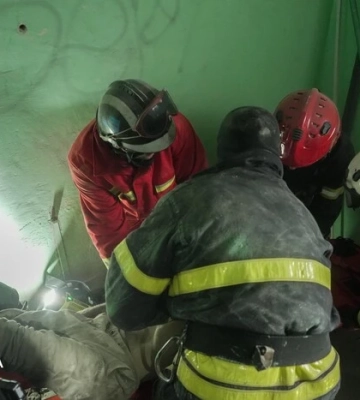 В Оболонському районі Києва рятувальники деблокували чоловіка з вентиляційної шахти