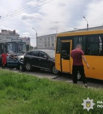 У Полтаві зіткнулися тролейбус, маршрутка та два авто: постраждали жінка та діти