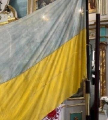 На Волині знайшли синьо-жовтий стяг, захований майже 100 років тому у храмі