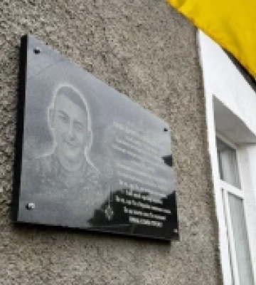 У Подільську відкрили меморіальну дошку на честь загиблого захисника Дмитра Гаяна У Подільську відкрили меморіальну дошку на честь загиблого захисника Дмитра Гаяна