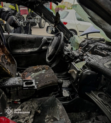 У Львові спалахнув припаркований Opel Astra