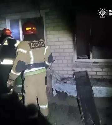Постраждали двоє чоловіків та дві дитини: на Дніпропетровщині горів будинок