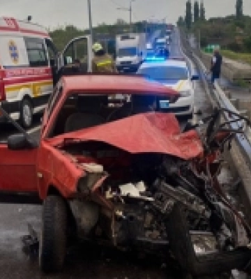 У Вознесенському районі в автопригоді постраждало двоє людей: одного деблокували рятувальники