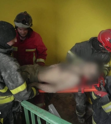 В Оболонському районі Києва рятувальники деблокували чоловіка з вентиляційної шахти