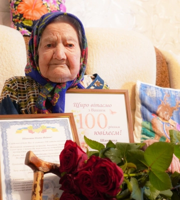 В Охтирці привітали зі 100-річчям місцеву жительку Олену Гриценко