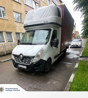 У Стрию водій, рухаючись заднім ходом, збив літню жінку