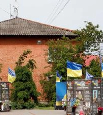 У Кобеляках з меморіалу загиблим Героям познімали прапори