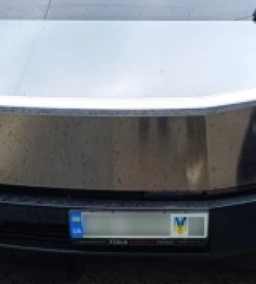 У Миколаєві патрульні оштрафували водія Tesla Cybertruck за заклеєний номерний знак